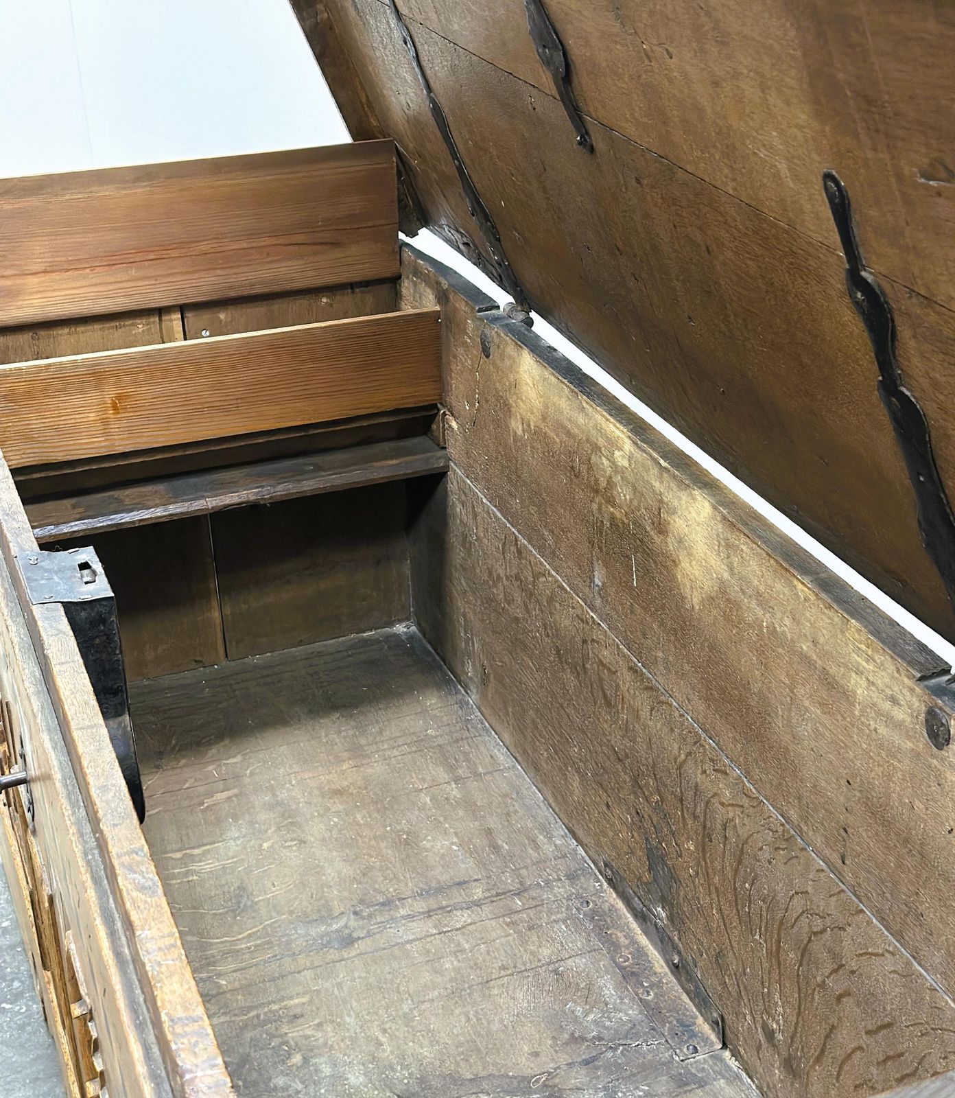 photo furniture Uitzonderlijke Duitse Barokke Reiskoffer Uit De 18e Eeuw – Gedateerd 1737 – Met Ebbenhout Inlegwerk & Bijbehorende Sleutel