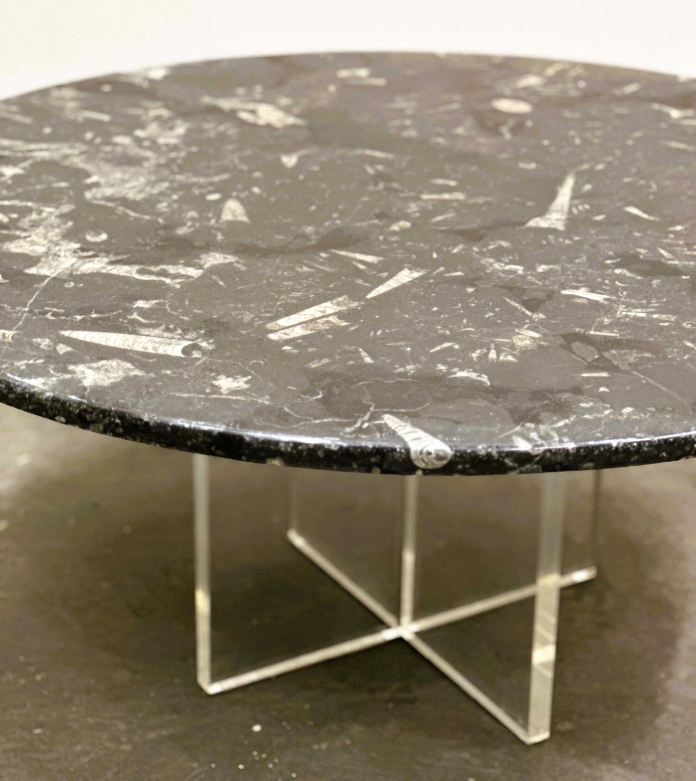 Fossiele Stenen Salontafel Op Plexiglazen Kruisvoet, In De Stijl Van Heinz Lilienthal, Jaren 1970 photo furniture