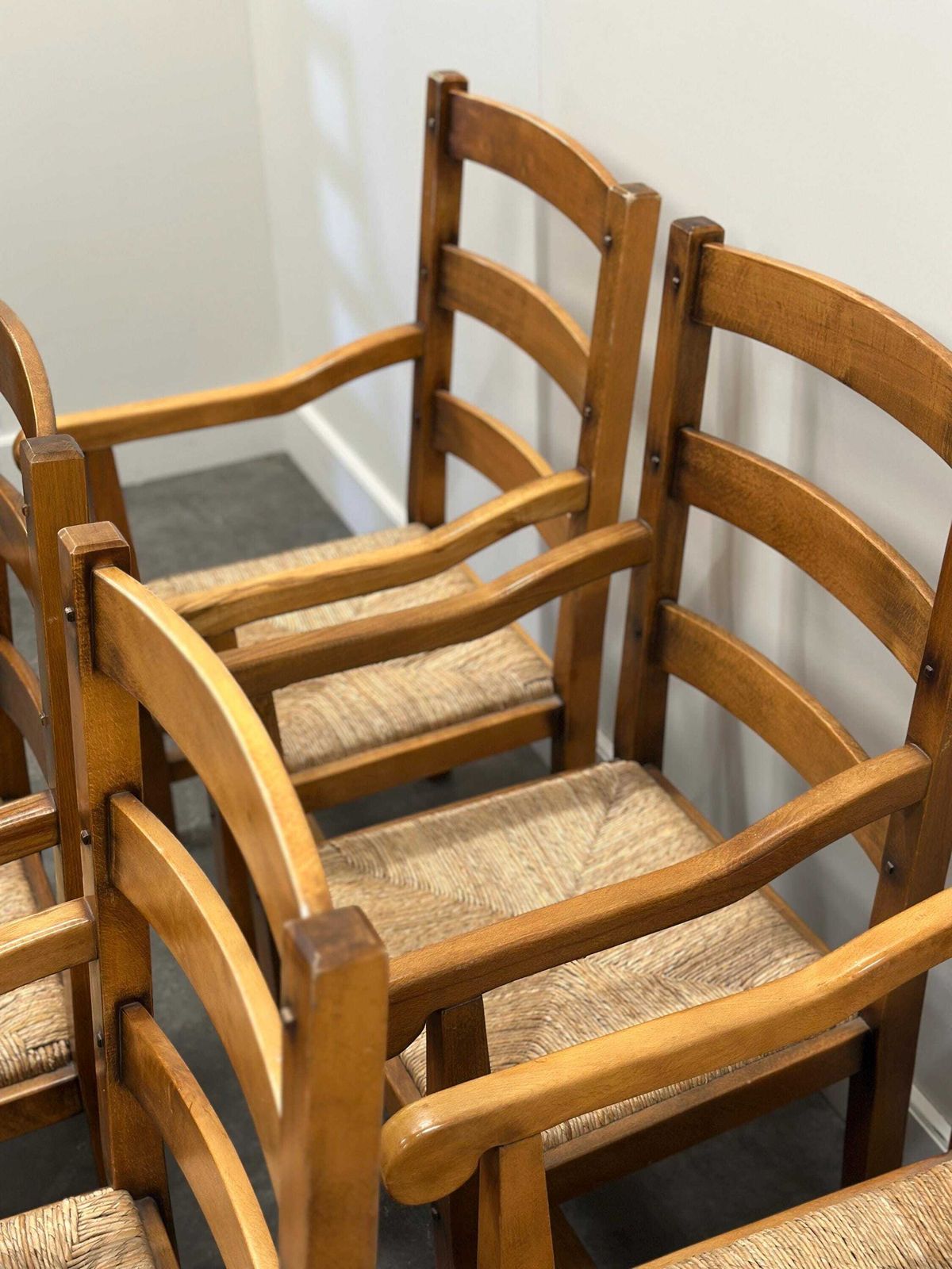 photo furniture Set Van 5 Grote Franse Eiken Eetkamerfauteuils Met Biezen Zittingen, Ca. Jaren 1970