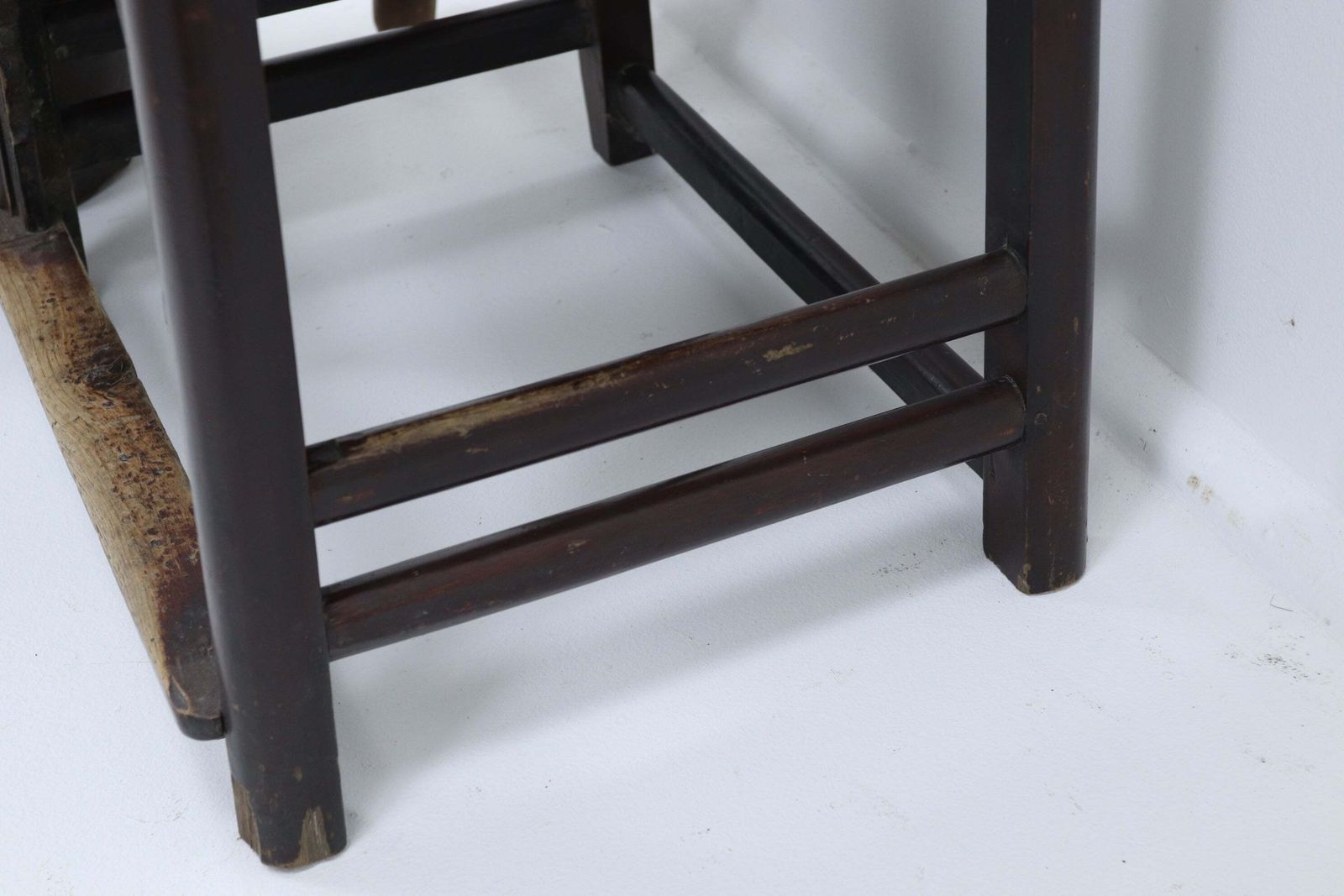 photo furniture Mid 19th Century Chinese Elm 'Yoke Style' Chair