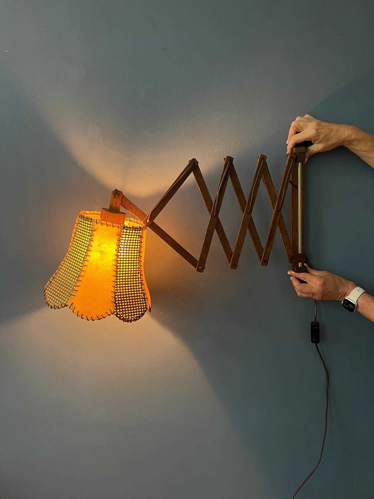 Vintage Teakhouten Schaarlamp Met Traditionele Stoffen Kap photo for sale