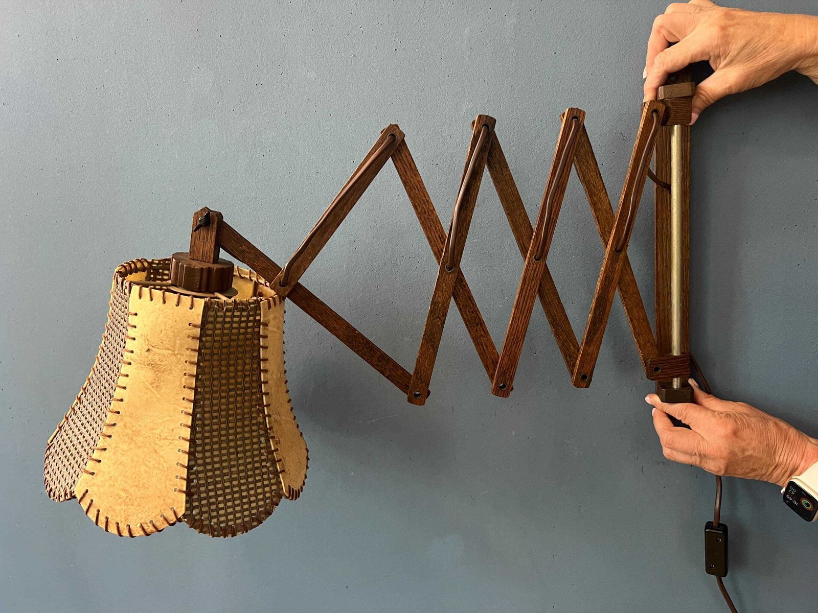 Vintage Teakhouten Schaarlamp Met Traditionele Stoffen Kap photo vinterior