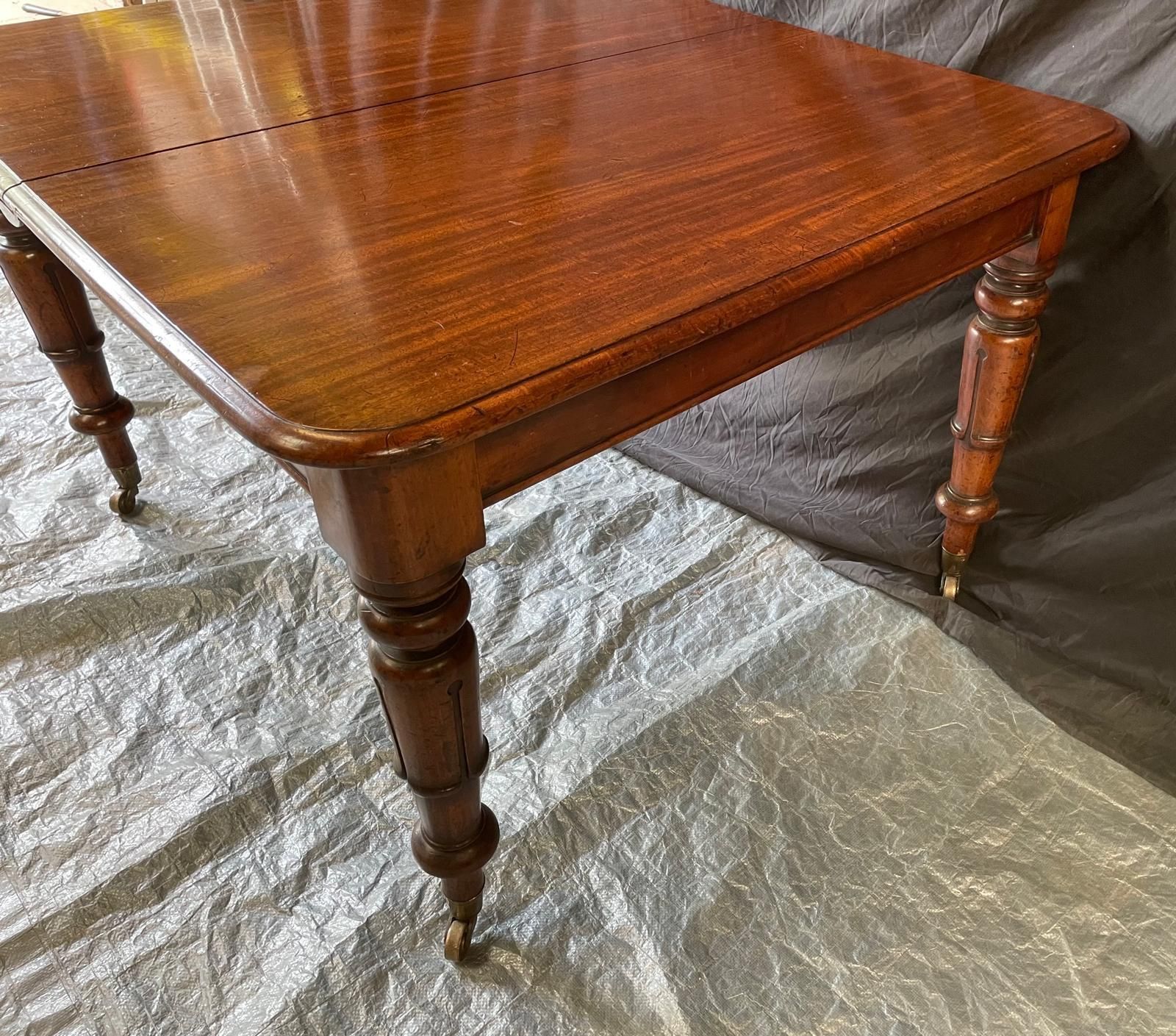photo furniture Victorian Mahogany Extending Dining Table By W. Priest, London – Seats Up To 12
