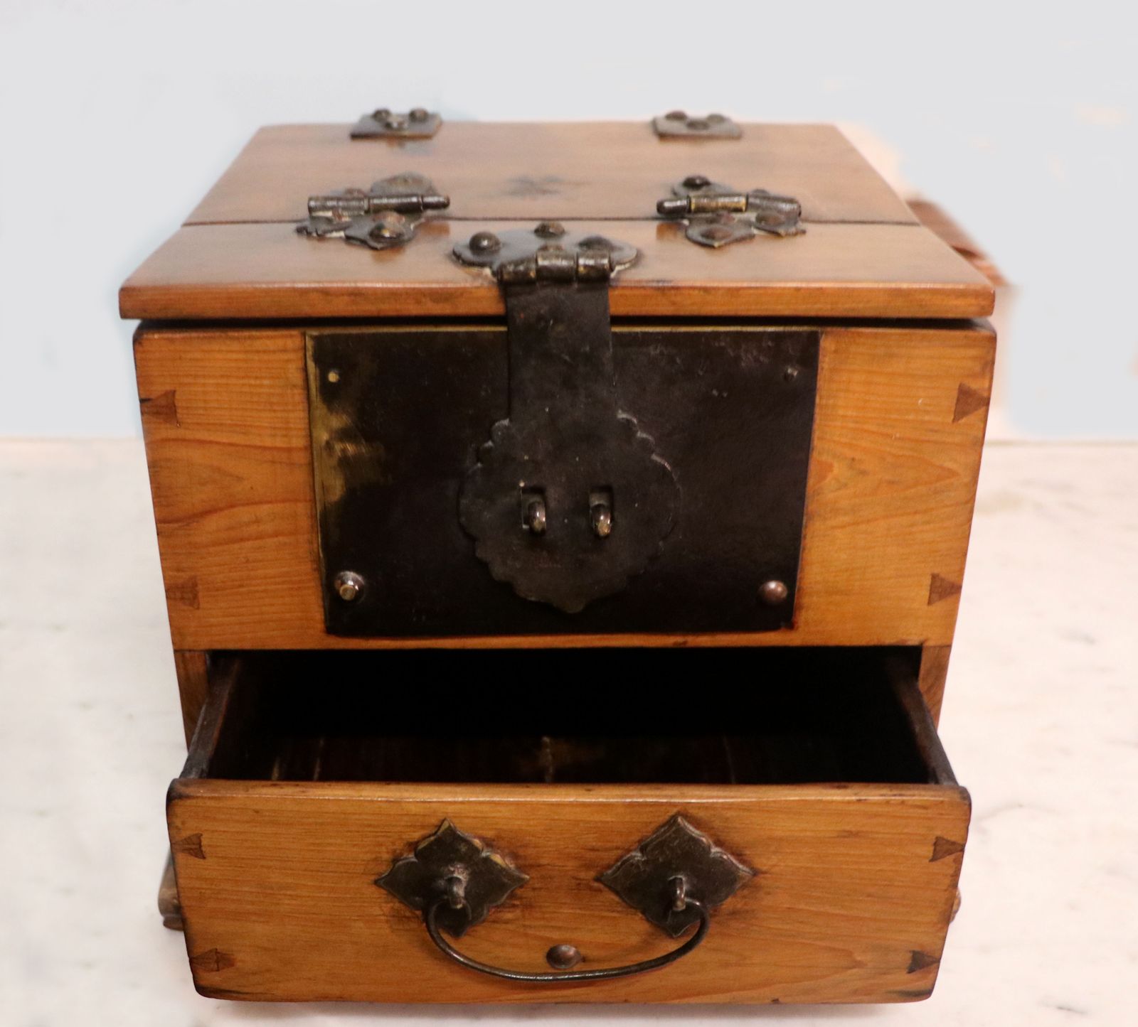 A Lovely Chinese Vintage Wood And Brass Bound Jewellery Case. photo vinterior