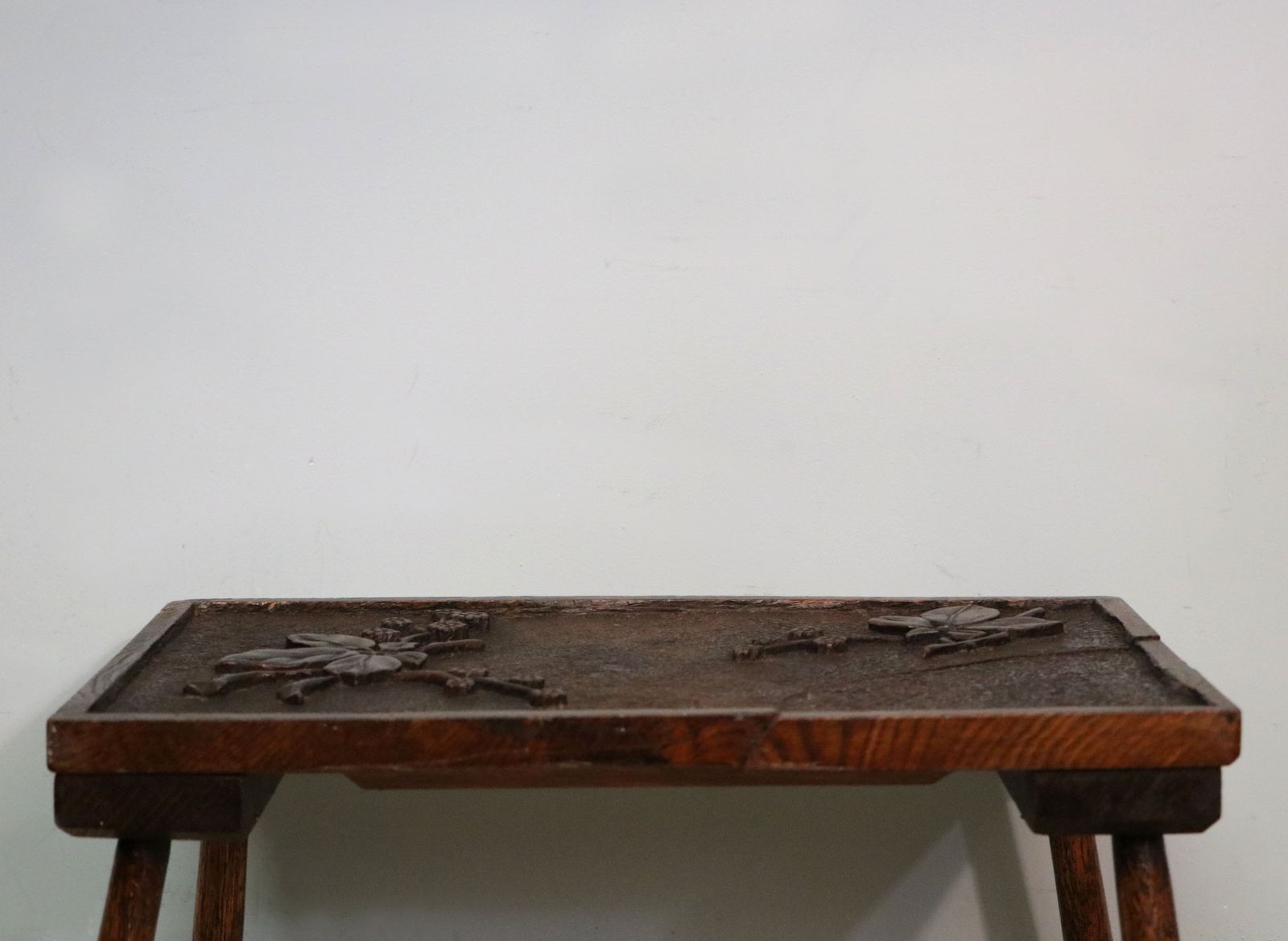 photo vintage A Unique And Lovely Side Late 19th Century Oak Side Table The Top Beautifully Hand Carved  Bramble And Blackberry Decoration.