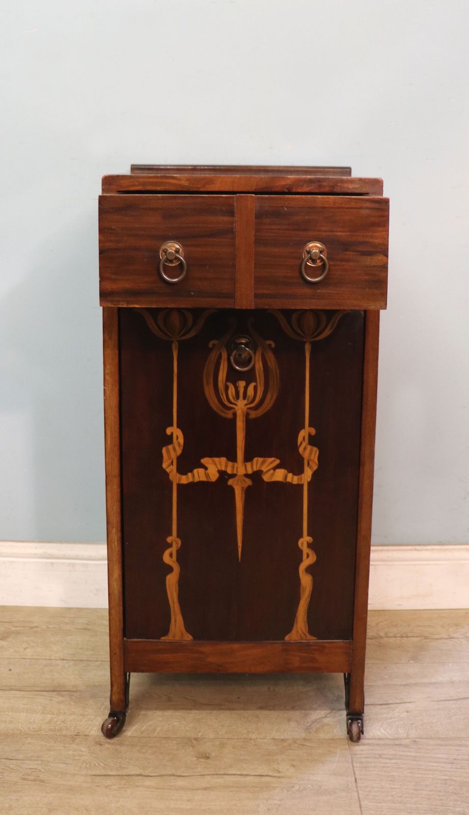 photo vinterior A Lovely Quality Late 19th Century Coal Box In The Style Of Liberty.