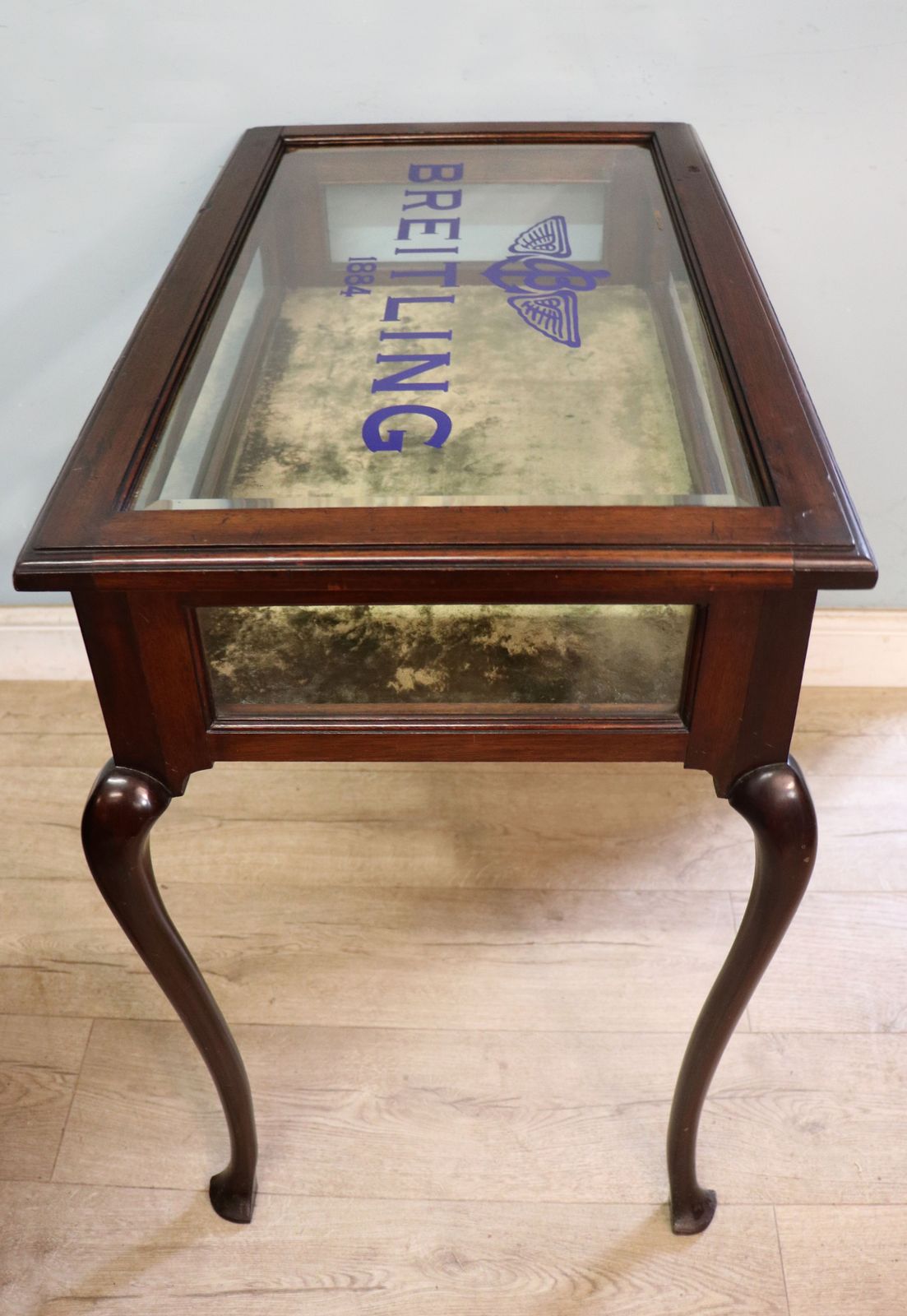 photo vintage A Wonderful Vintage Bijouterie Display Table And Sign Written Detail For Breitling Watches.