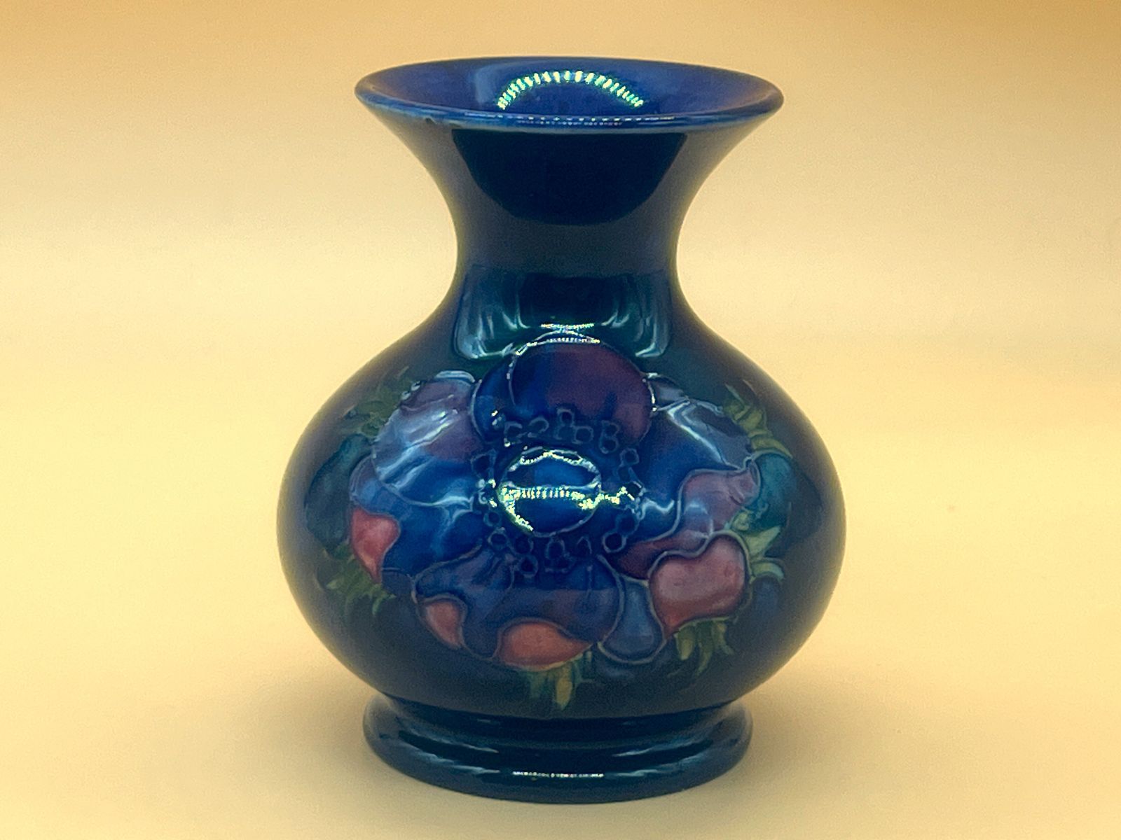 1930's Wm Moorcroft Pottery, Potter To Hm Queen Stamp On Base Anemone Design Vase. photo vintage