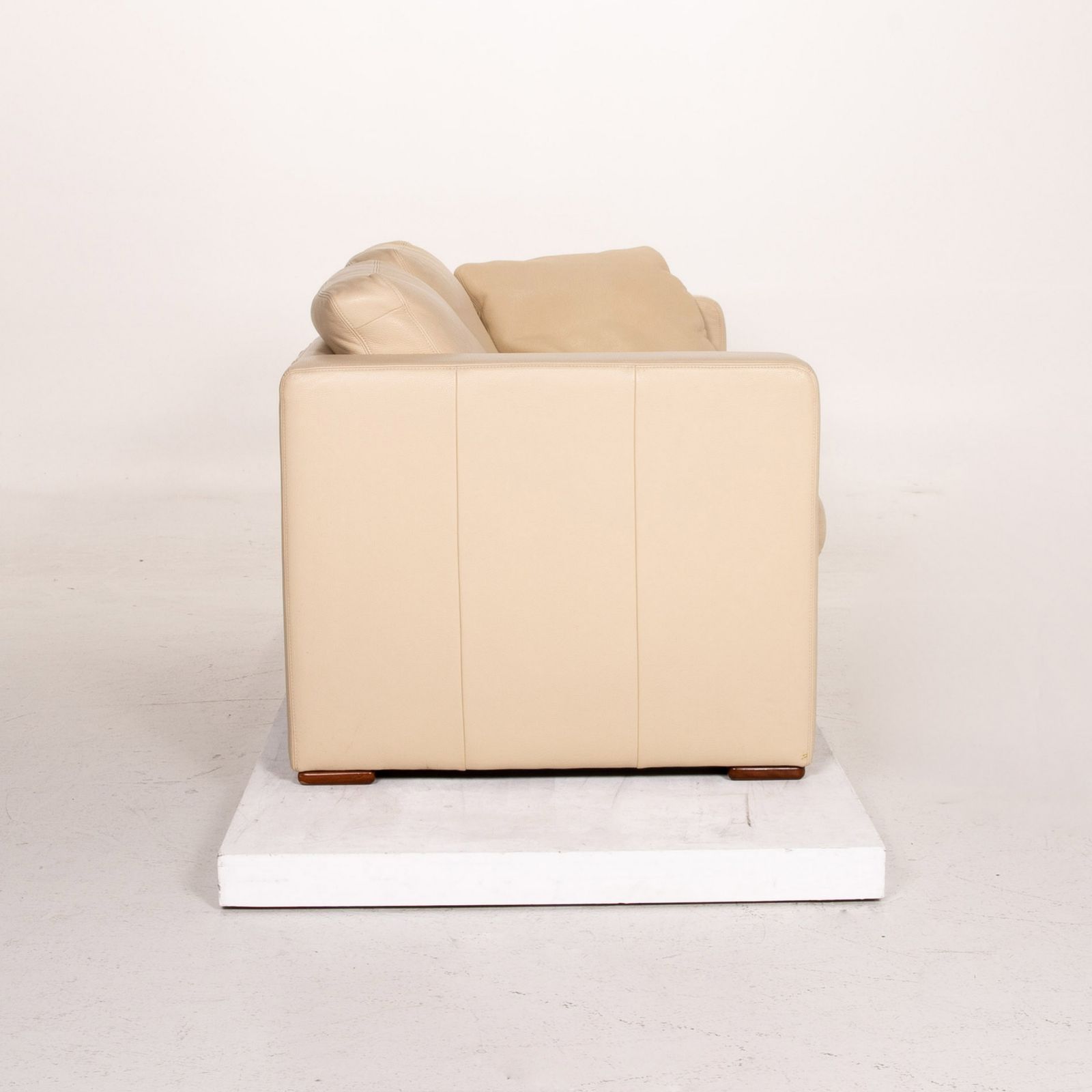 photo furniture Canapé Machalke en cuir beige 2 places