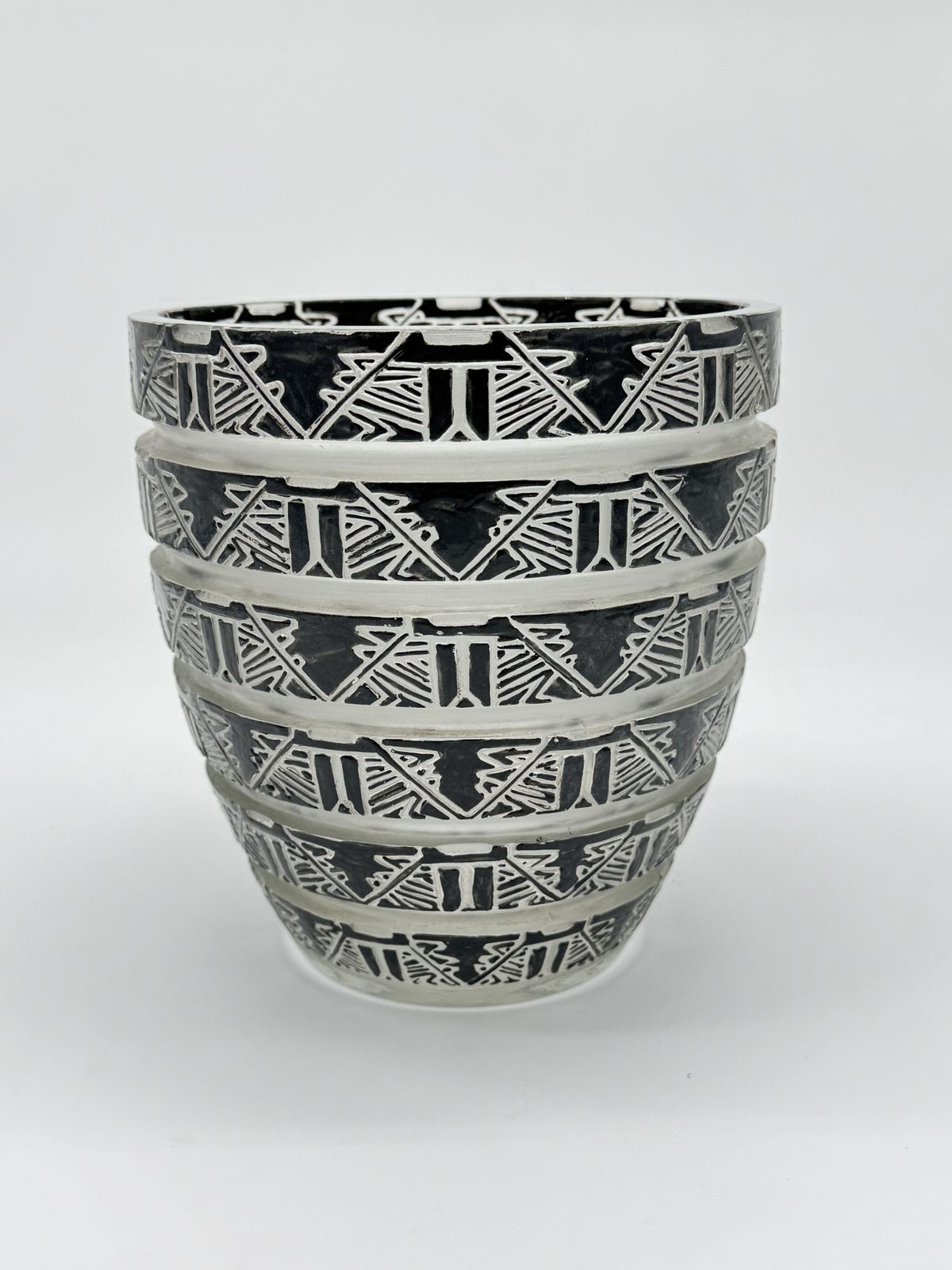 A R.Lalique Lagamar Vase In Black Enameled Glass