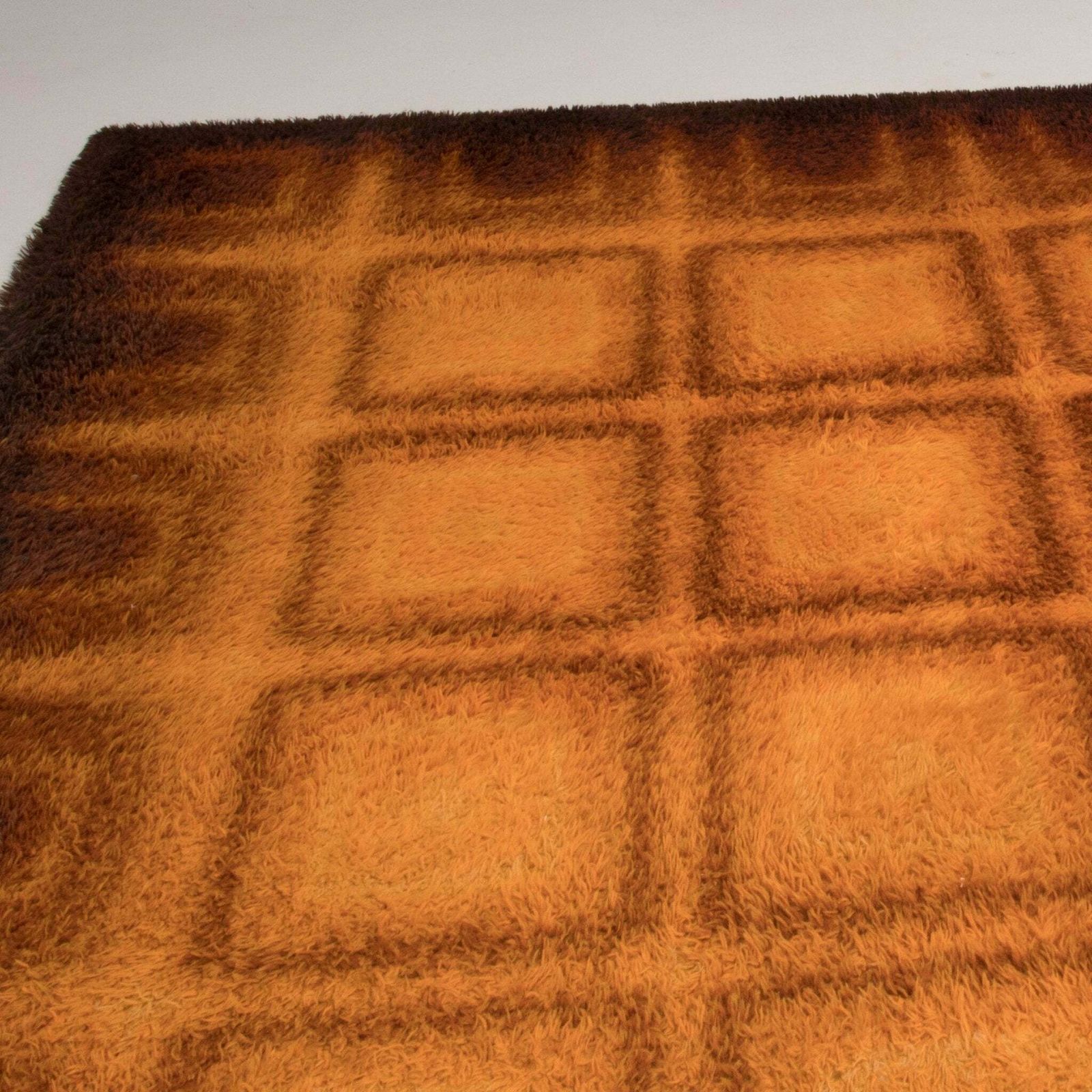 1970's Geometric Orange & Brown Shag Pile Rug photo vinterior
