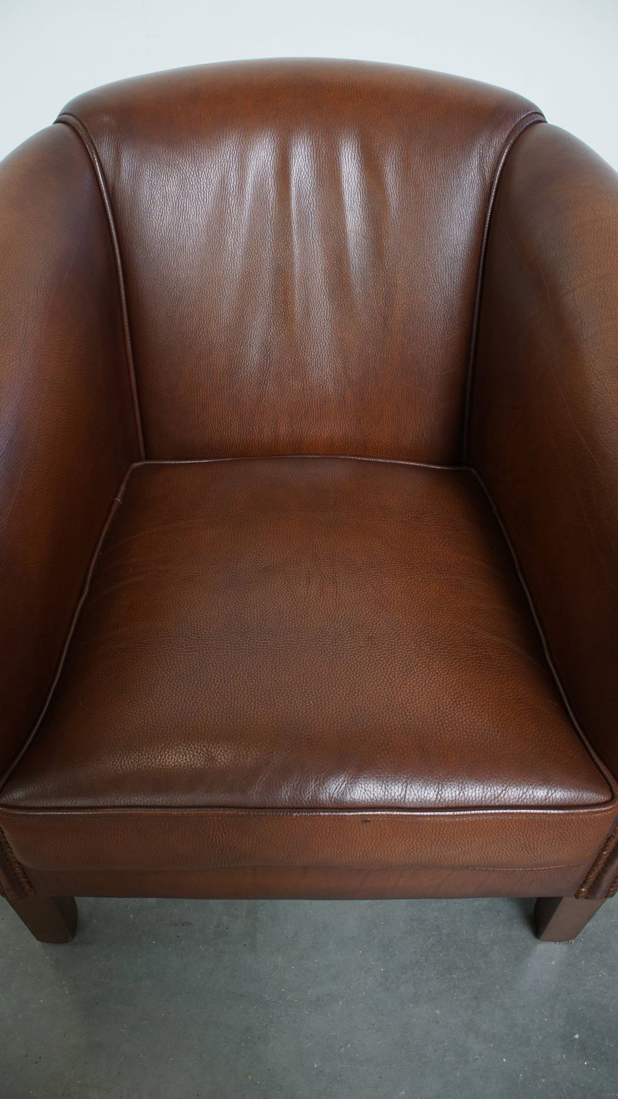 Stijlvolle En Tijdloze Bruine Koeienhuid Club Fauteuil In Engelse Stijl Met Luxe Afwerking photo vinterior