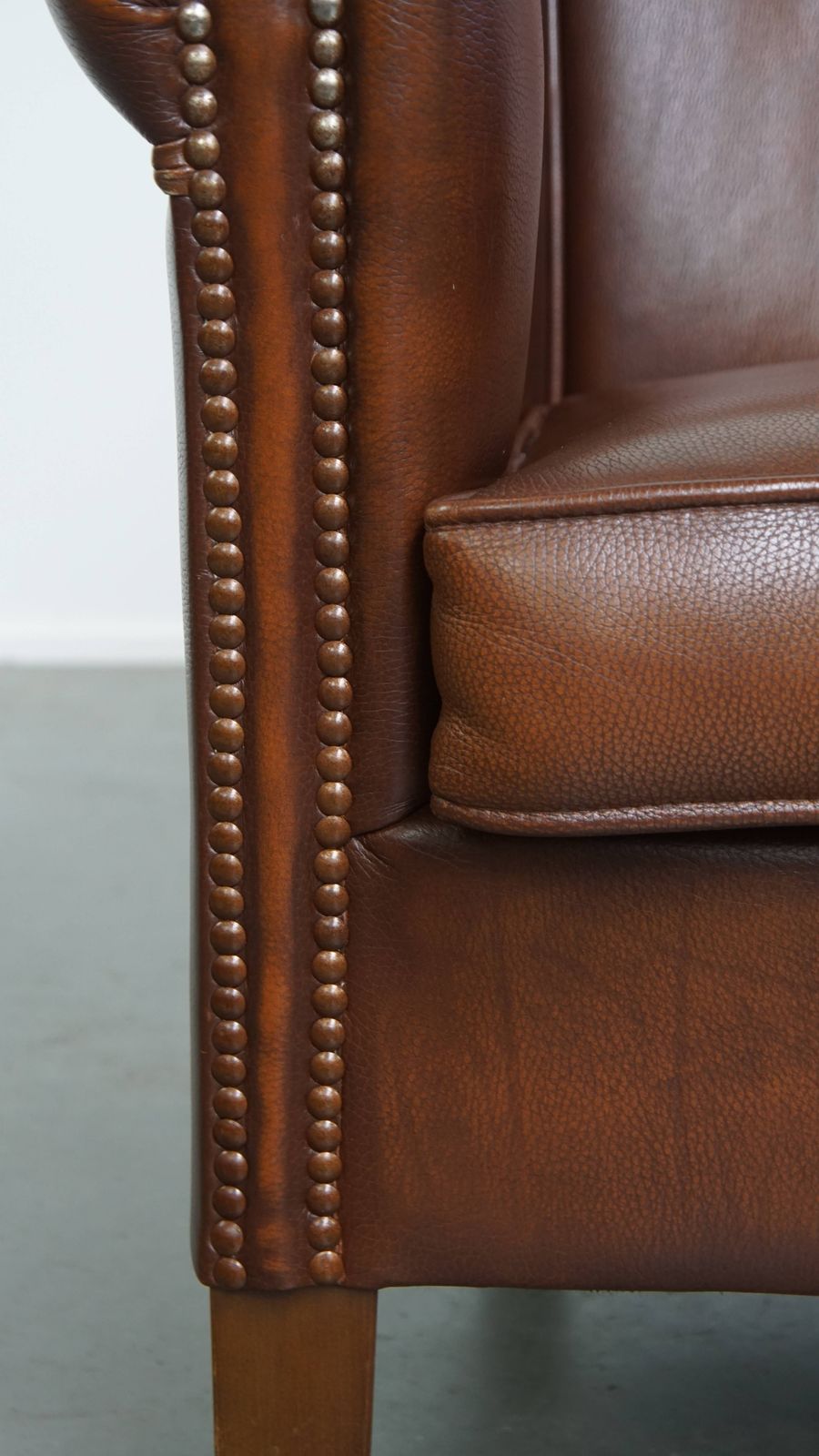photo furniture Stijlvolle En Tijdloze Bruine Koeienhuid Club Fauteuil In Engelse Stijl Met Luxe Afwerking