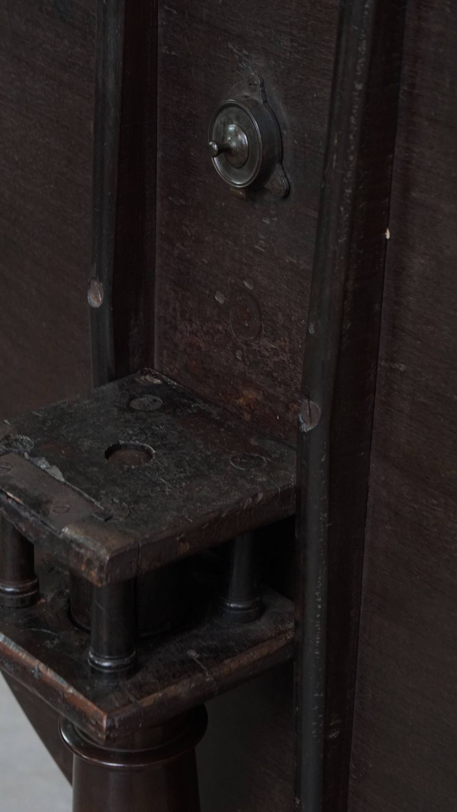 photo furniture Beautiful Antique English Swivel Barrel Leg Birdcage Tilt Top Table From The 18th Century