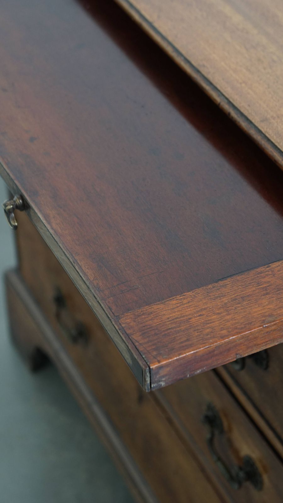 Antieke Engelse Ladekast/Kaptafel Uit De 18e Eeuw Met Uittrekblad photo buy