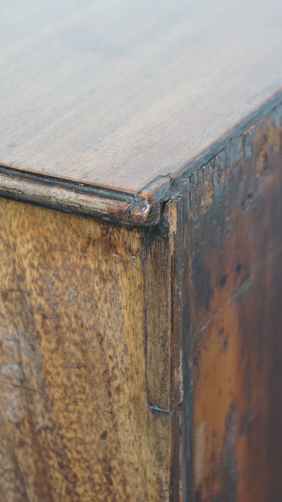 photo vinterior Beautiful Antique English Chest Of Drawers/Dressing Chest From The 18th Century With Brushed Slide