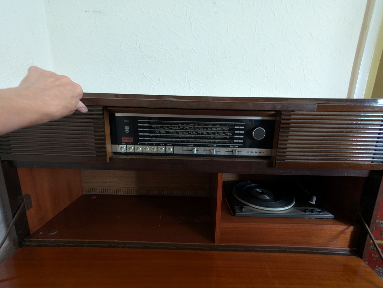 Grundig Sideboard With Turntable And Radio photo Furniture