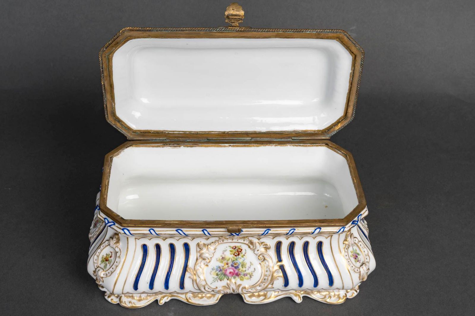 Sèvres Porcelain Casket, Napoleon III Period, 19th Century. photo 2779.0