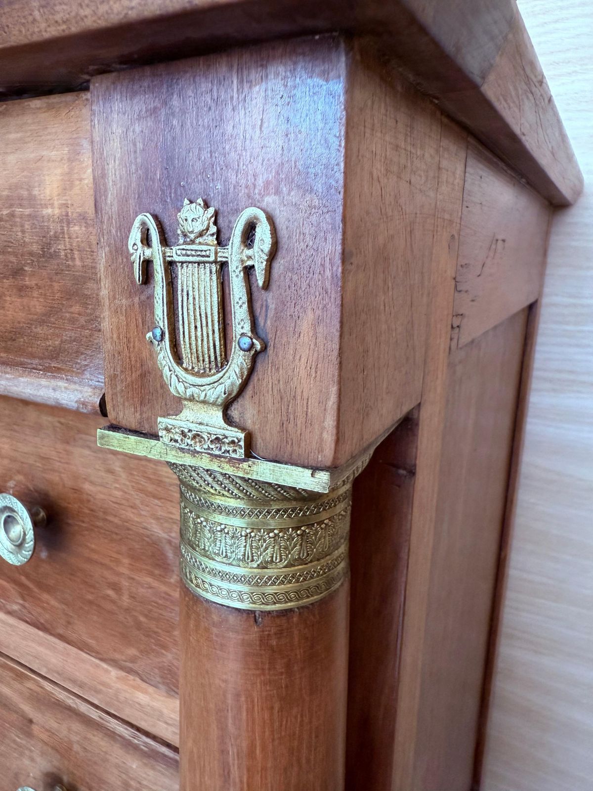 2525.0 Commode Empire en acajou à quatre tiroirs et bords dorés, France, années 1830 photo
