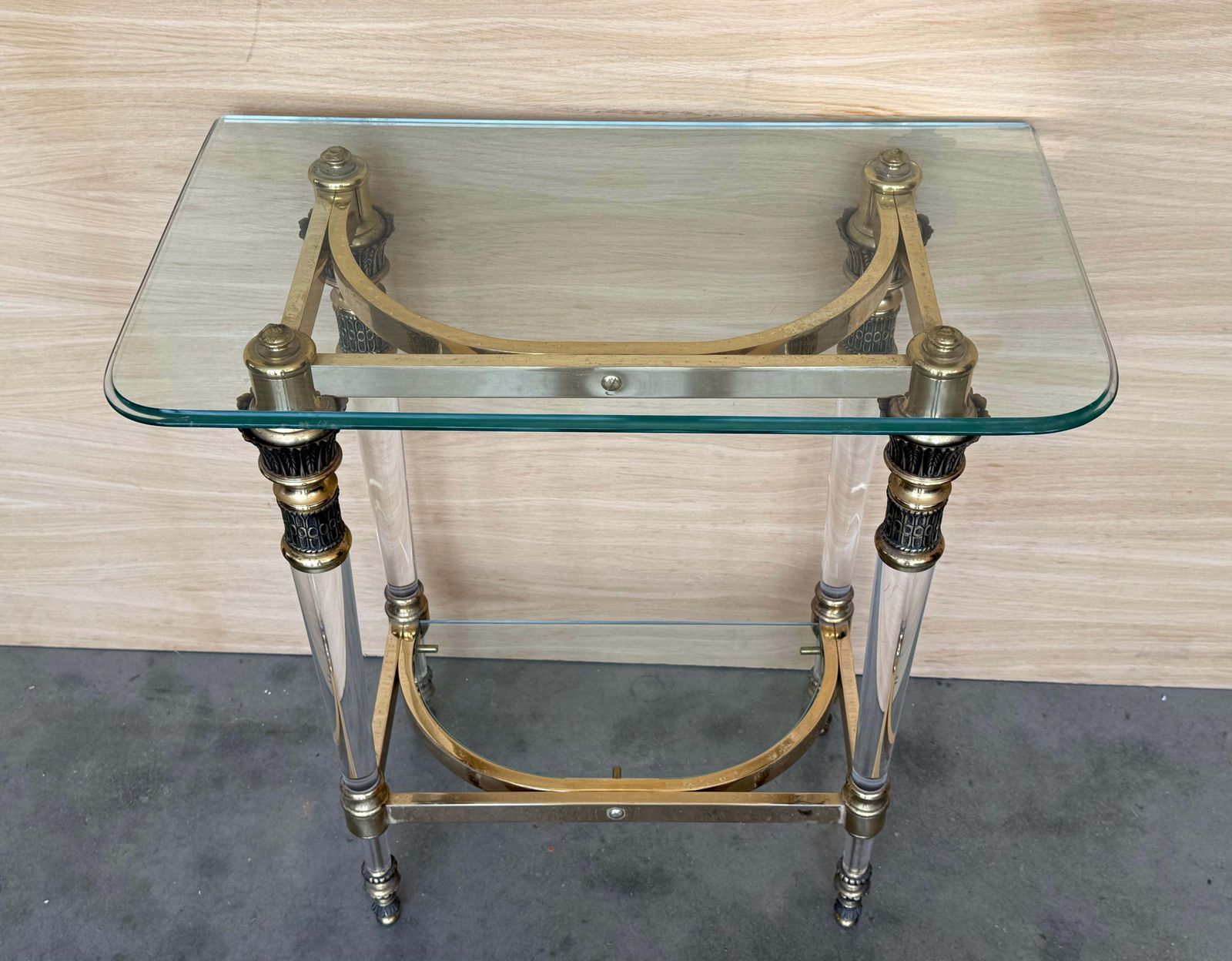 Console étroite de style Claude Dalle, plateau en verre, lucite et bronze photo buy