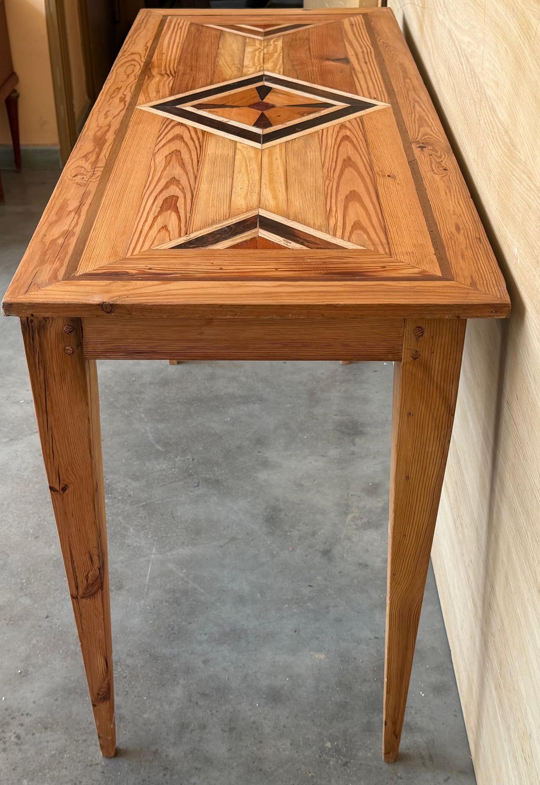 Mobilier Console en marqueterie géométrique à pieds fuselés photo