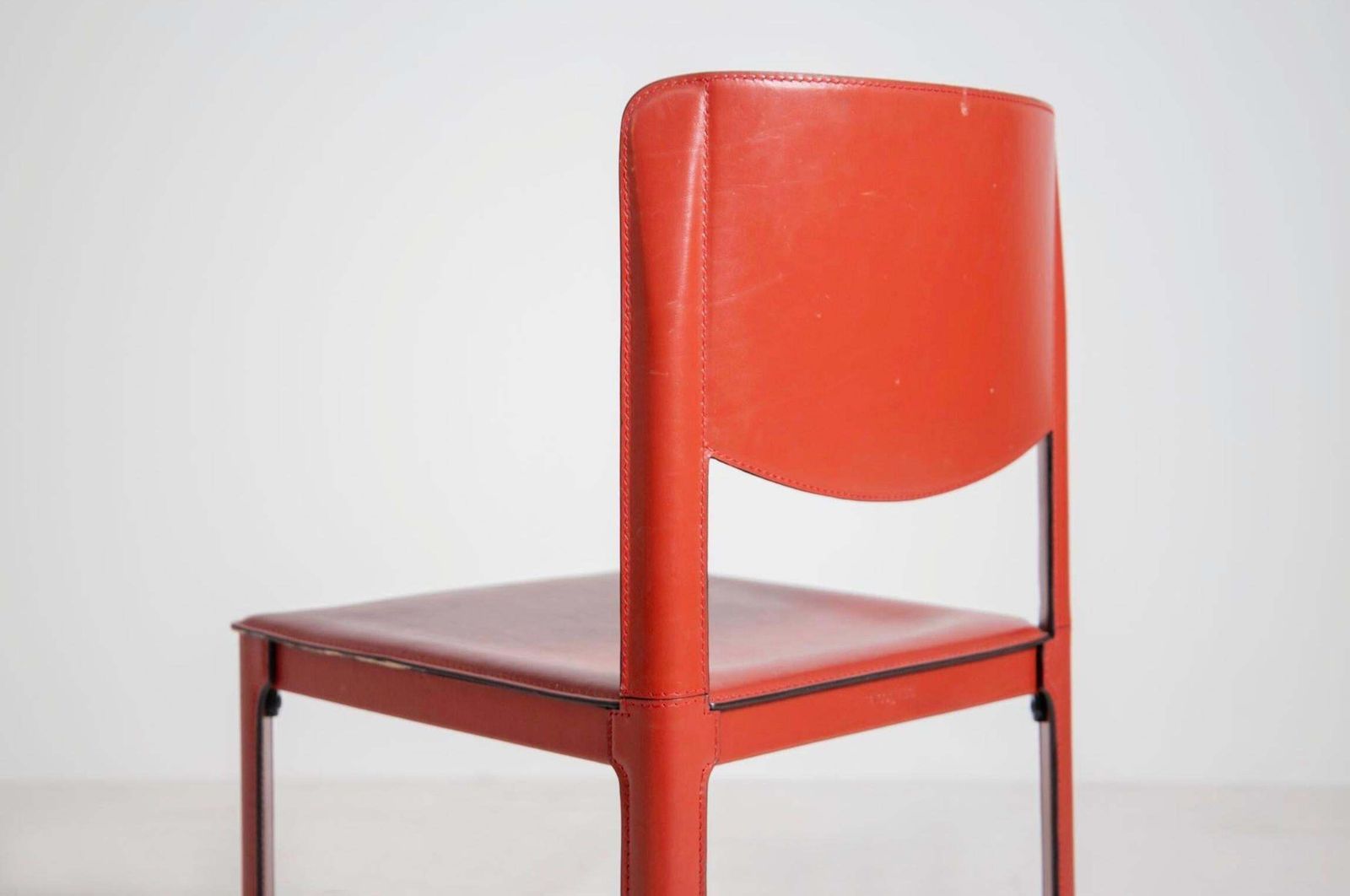 Set Of Four Chairs By Matteograssi In Leather Red Mod Sistina, Label photo vinterior