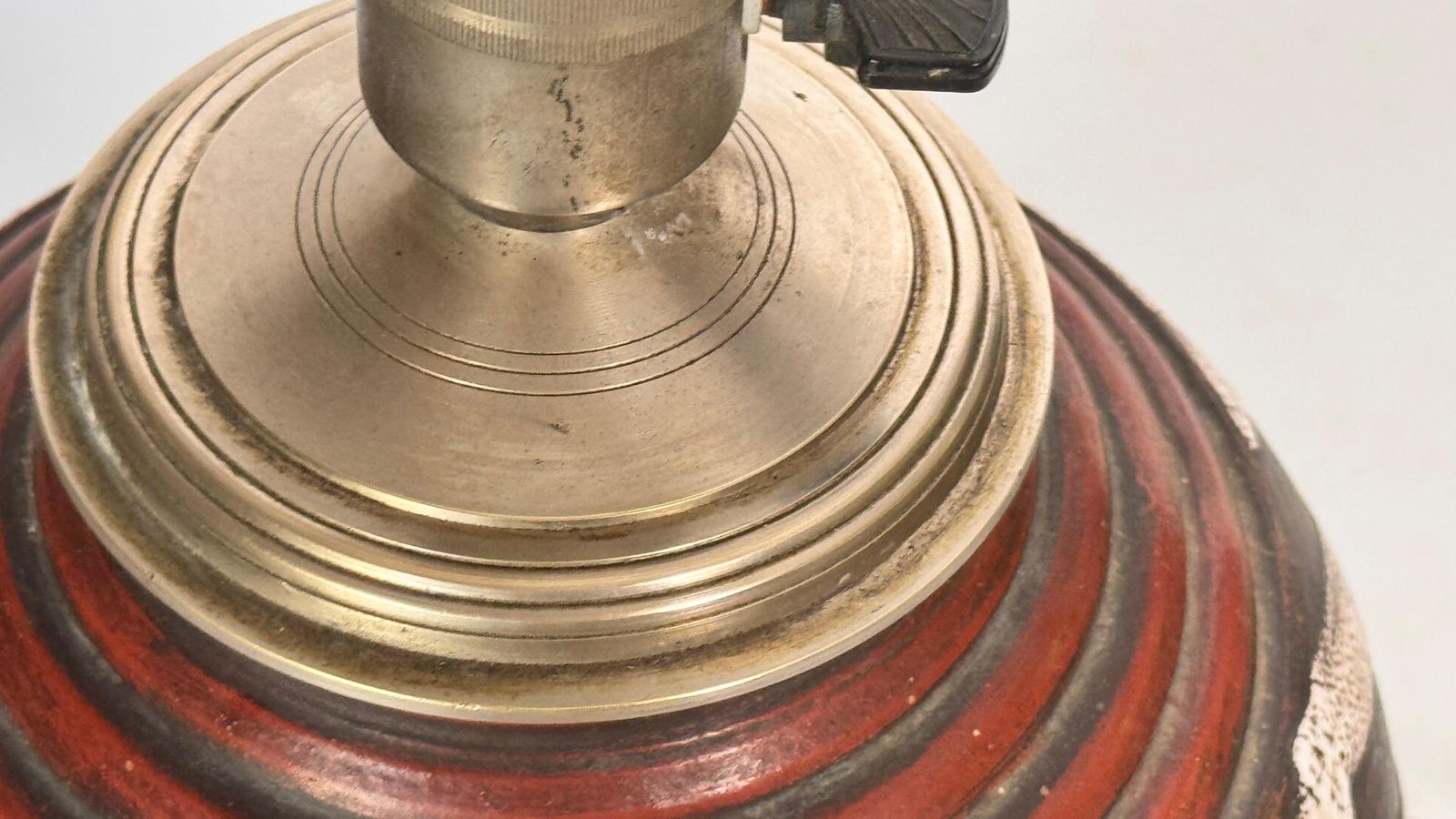 photo furniture 1930s French Art Deco Lamp In Crackled Ceramic And Brass  Geometric Red Motifs