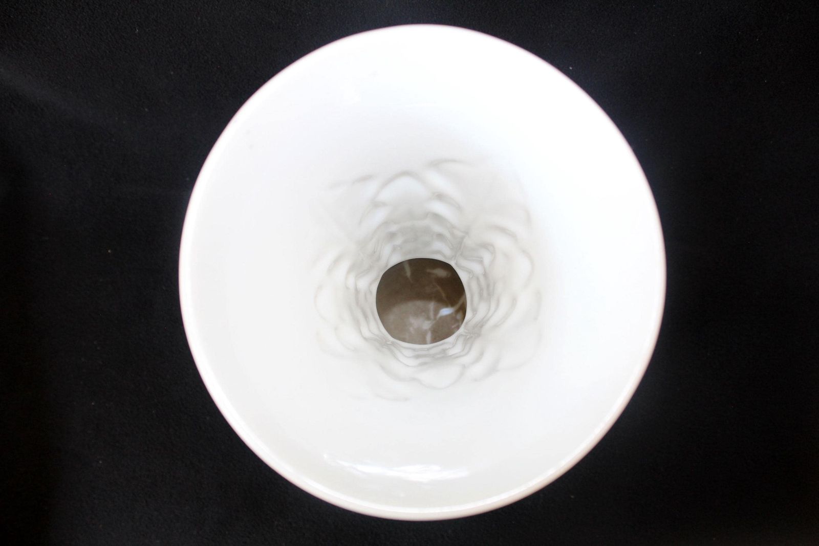 Hoge Antieke Witte Opaline Vaas, Frans, In De Stijl Van Saint Louis, Kunstglas, Geperst Glas, Wijnranken En Bloemen, Eind 19e Eeuw photo buy