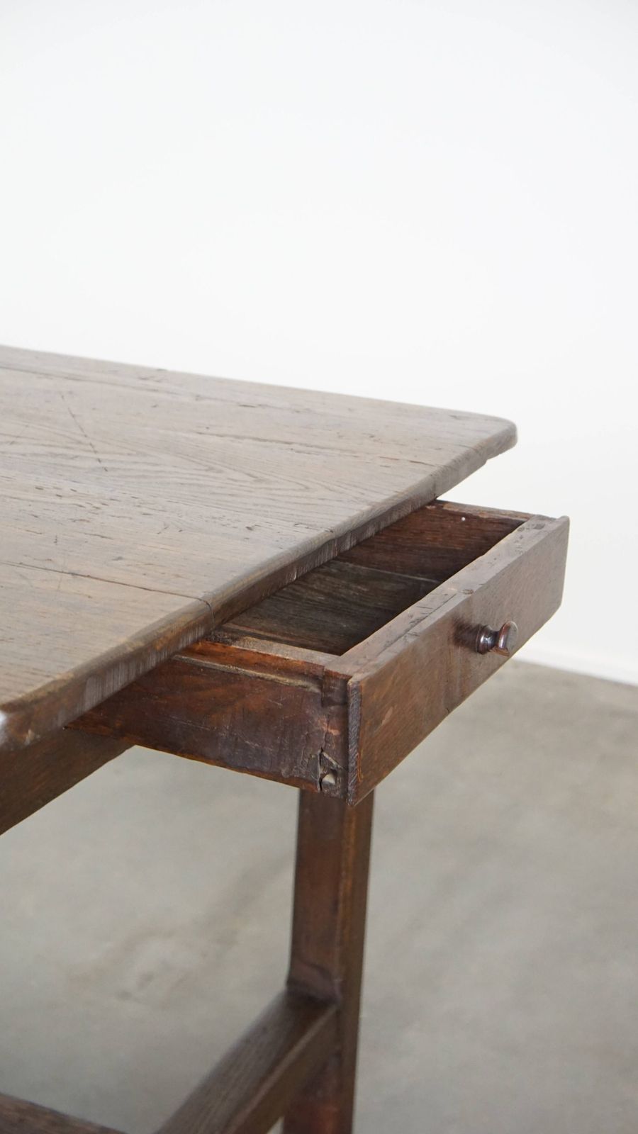 Stevige Antieke Franse Eettafel Uit Het Begin Van De 19e Eeuw, Van Eikenhout, Met 1 Lade photo vintage
