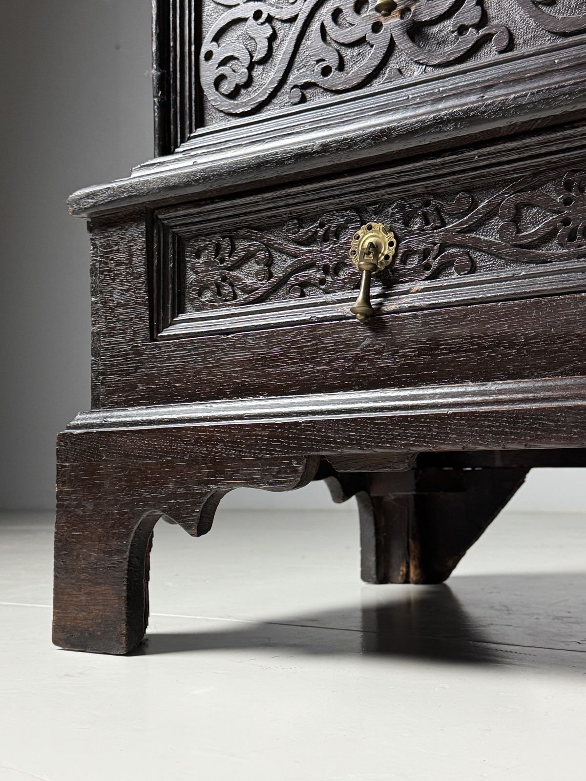 photo vintage English Chest Of Drawers 19th Century Oak