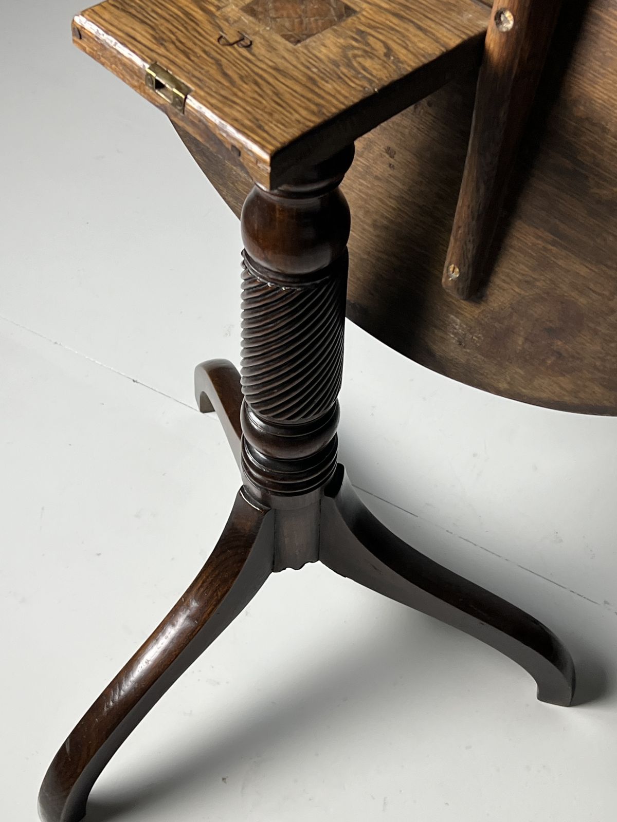 photo vinterior Tilt Top English, 1800s, Antique