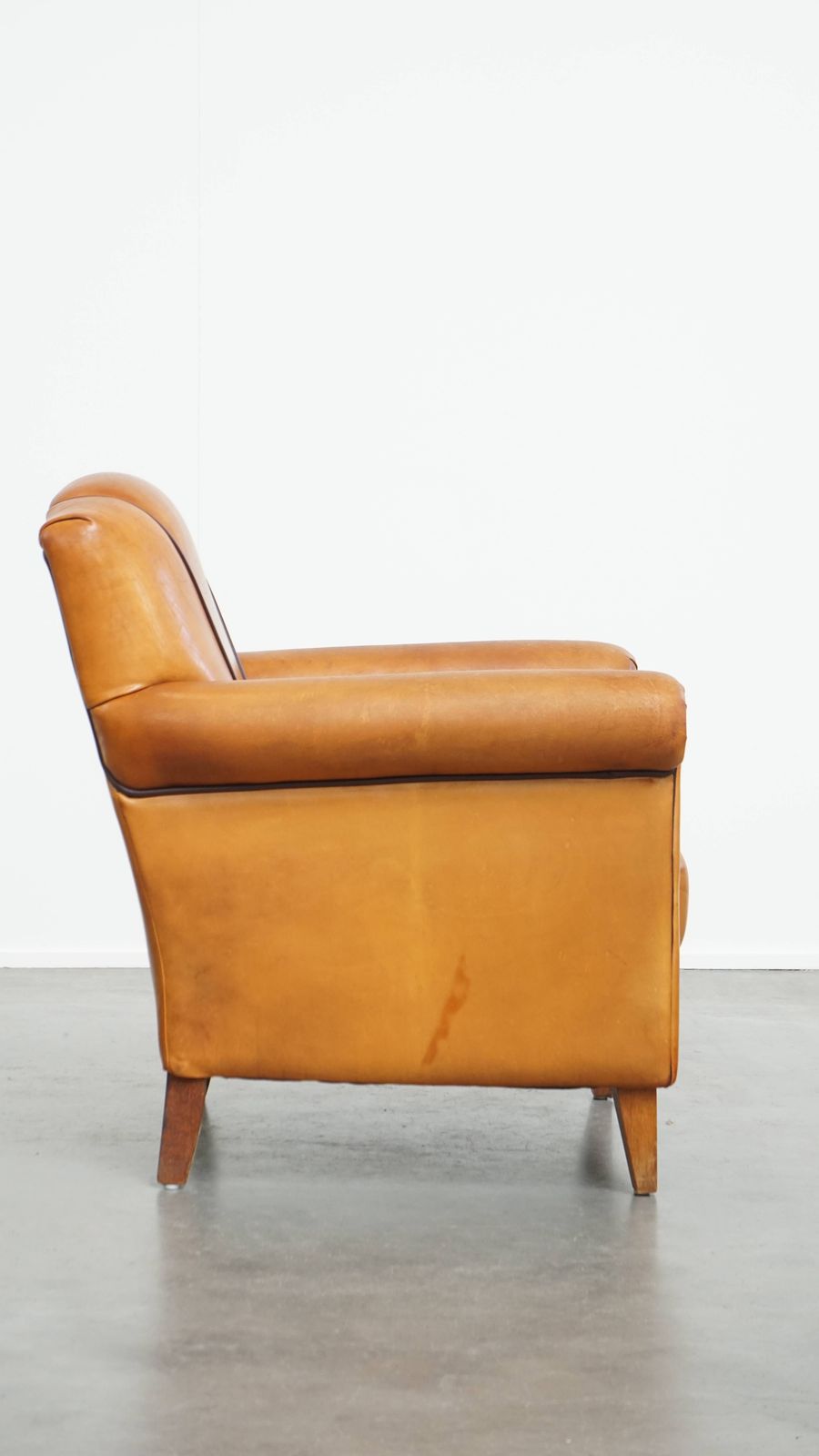 Fauteuil Met Schapenvachtdesign En Donkerbruin Biesdetail photo furniture