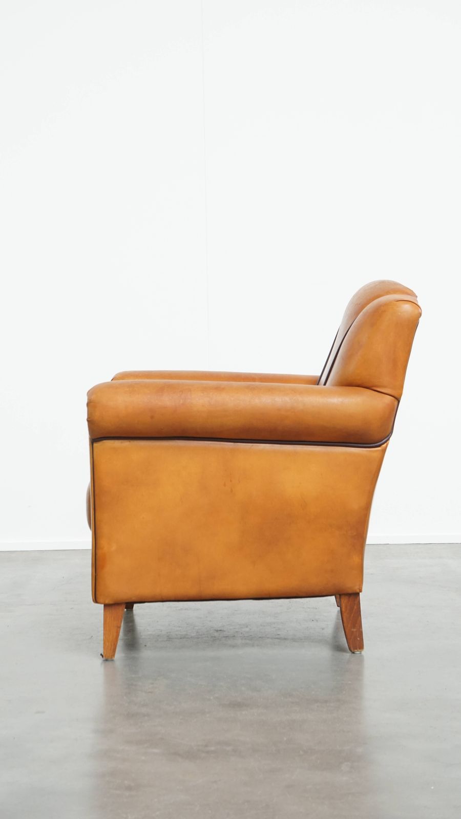 Fauteuil Met Schapenvachtdesign En Donkerbruin Biesdetail photo Meubels