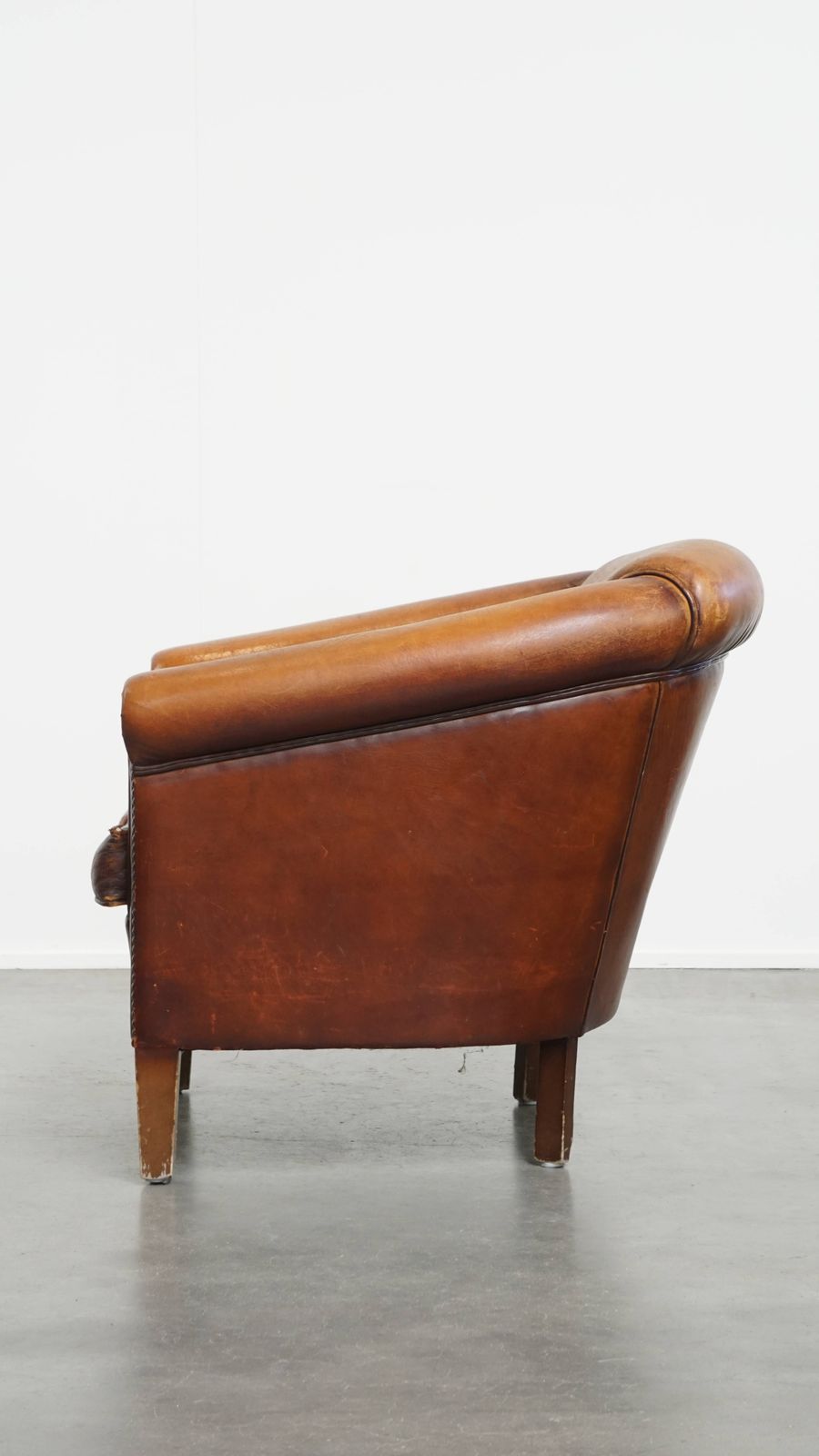 Stevige, Tijdloze Clubfauteuil In Cognackleurig Schapenleer Met Een Uitgesproken Vintage Uitstraling photo 706.0