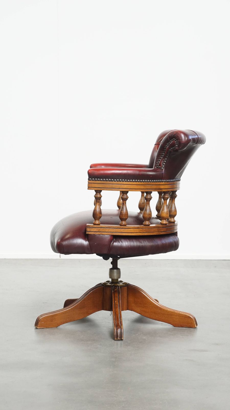 Rode Rundlederen Chesterfield Bureaustoel In Engelse Stijl, In Hoogte Verstelbaar, Met Draai  En Kantelfunctie photo 628.0
