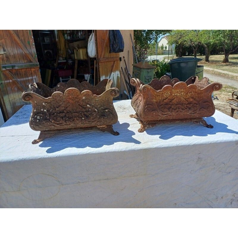 photo furniture Pair Of 1900 Cast Iron Planters From Charleville Mézières In Rocaille Style