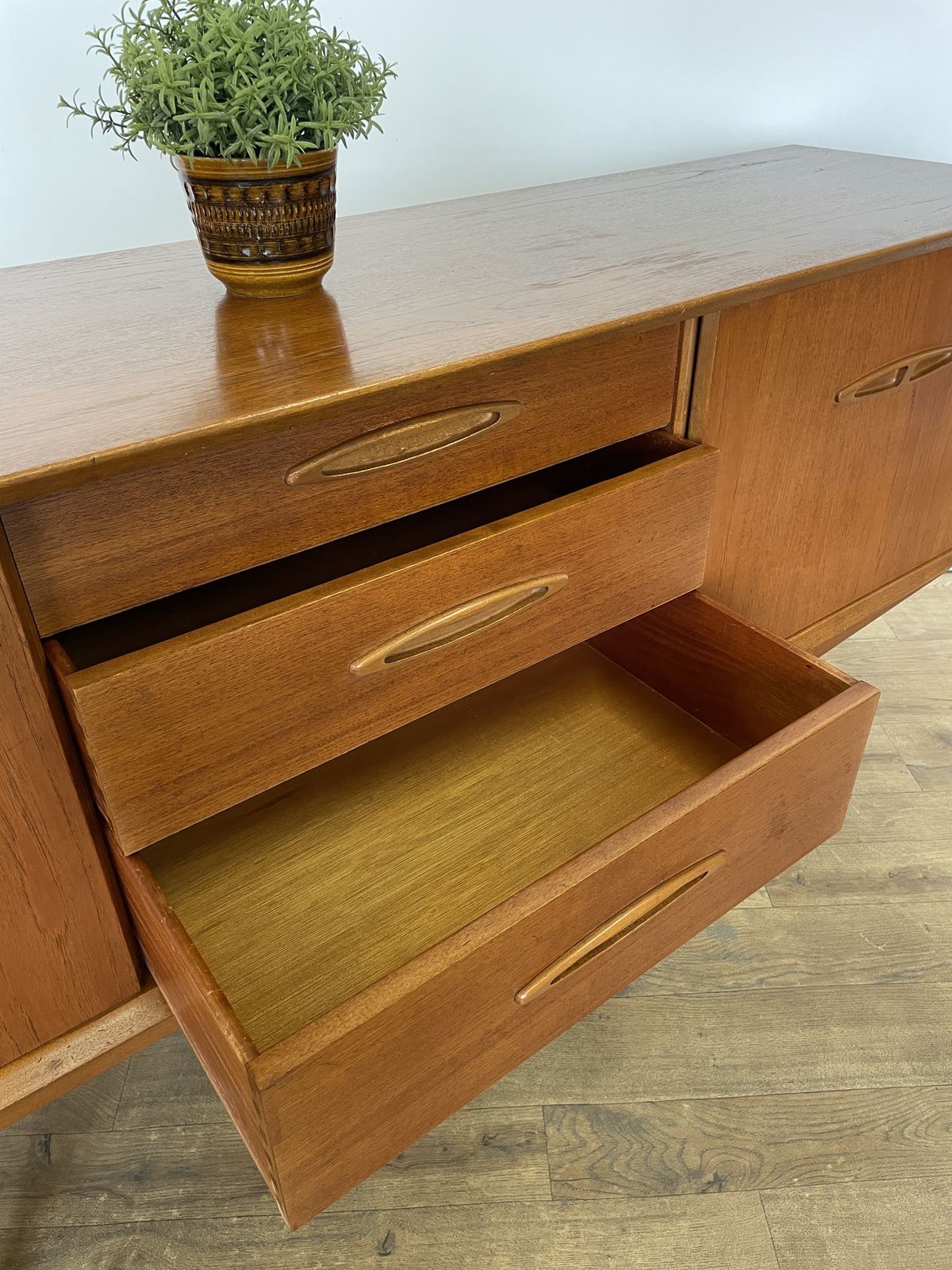 photo vintage Mid Century Jentique Teak Sideboard – 1960s British Design