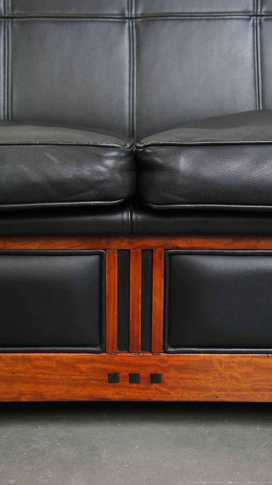 photo furniture Art Deco 2,5 Zitsbank Van Leer Met Bijzonder Houtwerk