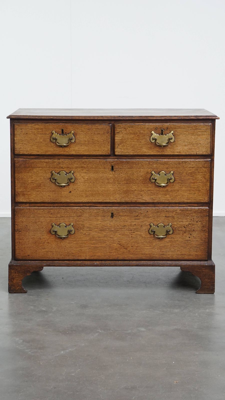 Antieke Engelse Eikenhouten Ladekast Uit De 18e Eeuw Met Authentieke Details photo furniture