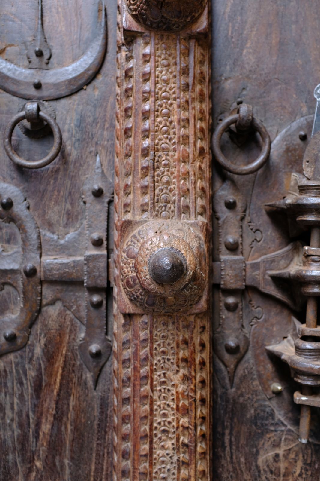 Antique 17th Century South Indian Door With Manichitrathazhu Lock – Hand Carved Sheesham Wood Entryway With Frame & Original Iron Fittings photo buy
