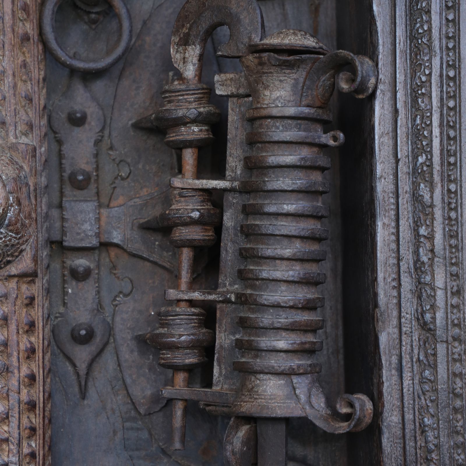 photo furniture Antique 17th Century South Indian Door With Manichitrathazhu Lock – Hand Carved Sheesham Wood Entryway With Frame & Original Iron Fittings