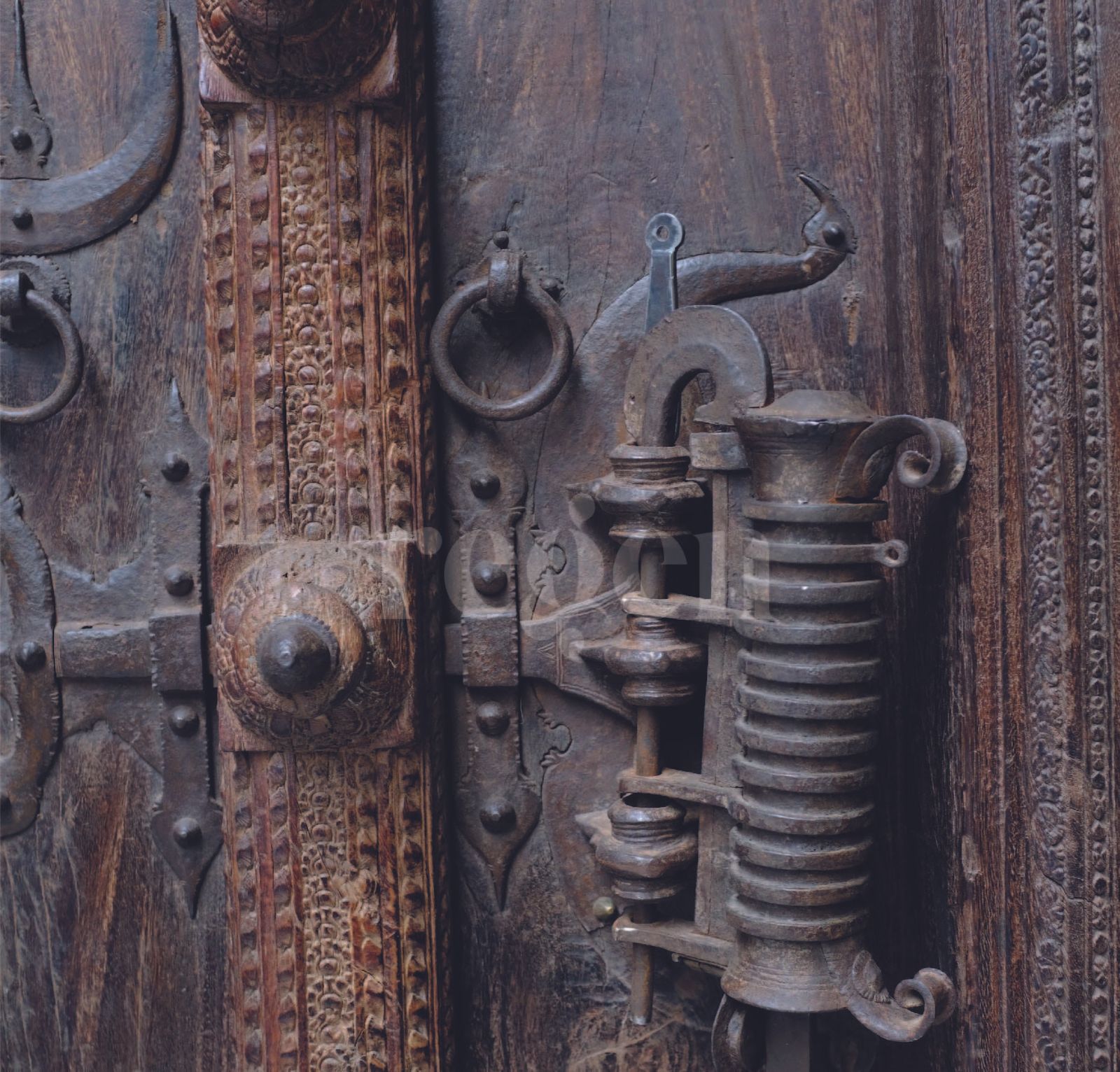 photo buy Antique 17th Century South Indian Door With Manichitrathazhu Lock – Hand Carved Sheesham Wood Entryway With Frame & Original Iron Fittings