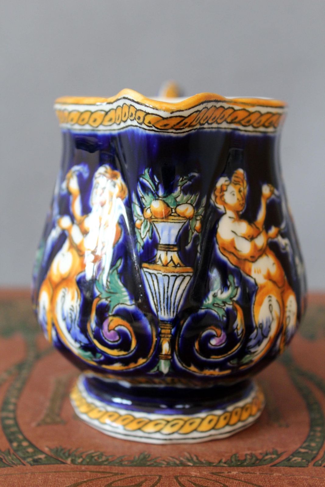 Vintage Frans Keramisch Gien Renaissance Kannetje, Roomkannetje, Klein Schenkkannetje, Italiaanse Stijldecoratie, Mythologisch, Frankrijk, Kobaltblauw, Handgeschilderd photo vinterior