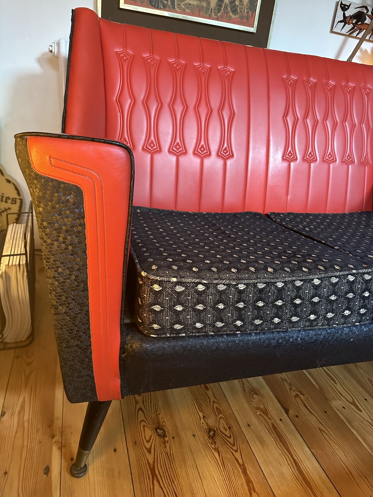 photo vintage Vintage Mid Century Red & Black Vinyl Sofa & 2 Chairs 3 Piece Suite 1960s Mcm