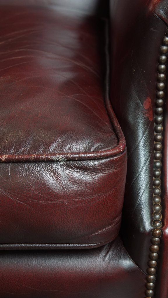 photo vintage Set Of 2 Beautiful And Comfortable Burgundy Red Cowhide Wing Chairs In English Style With A Beautiful Patina