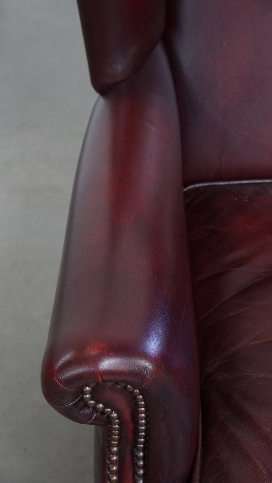 Comfortabele Bordeauxrode Vleugelfauteuil In Engelse Stijl Met Mooie Patina photo buy
