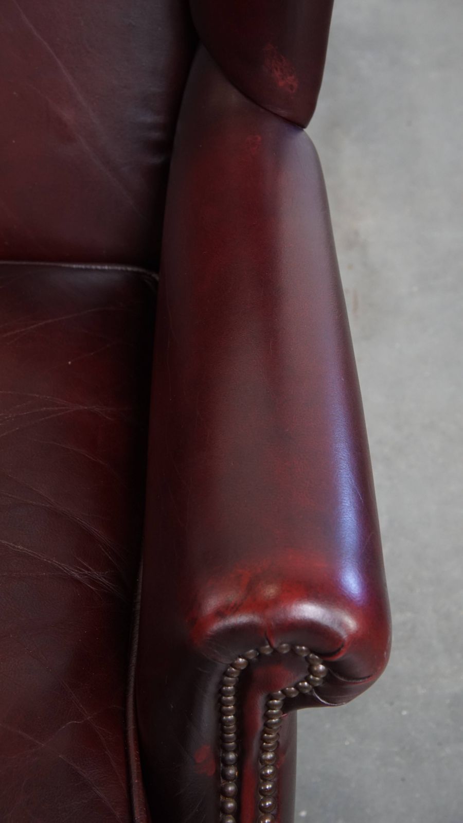 Comfortabele Bordeauxrode Vleugelfauteuil In Engelse Stijl Met Mooie Patina photo vintage