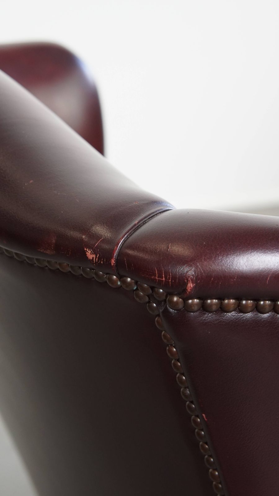 photo vinterior Beautiful And Comfortable Burgundy Red Cowhide Wing Chair In English Style With A Wonderful Patina