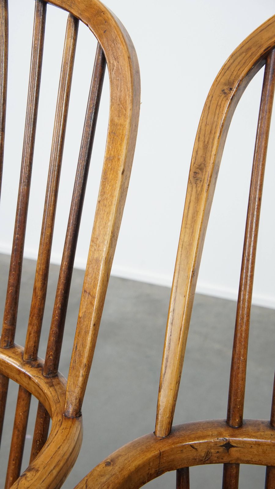 Meubels Set Van 6 Antieke Engelse Windsor Stickback Stoelen Uit De 19e Eeuw, Vervaardigd Van Iepenhout. photo