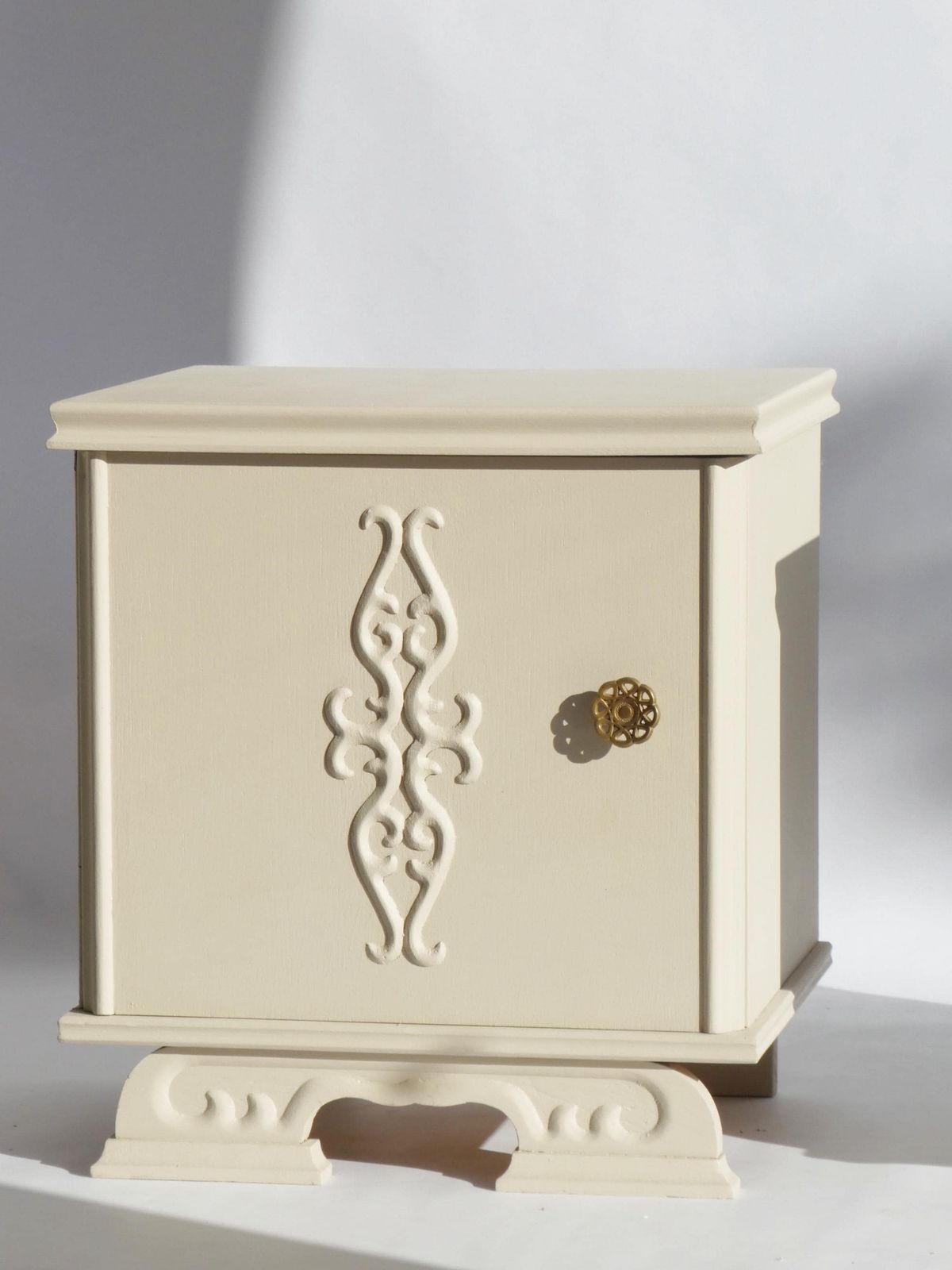 Antique Shabby Chic Pair Of Nightstands, Set Of Art Deco Ivory Wooden Bedside Tables With Carved Details And Brass Knobs